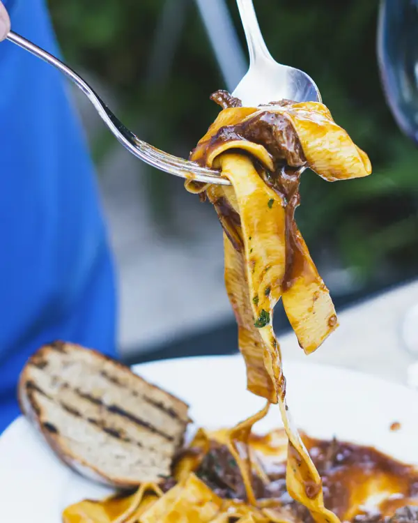 Pappardelle al ragù arrotolate sulla forchetta